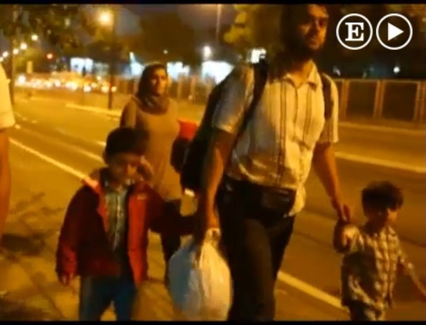 Abdulaziz al Omar (à dir.) anda com sua família à procura de abrigo em Belgrado (Sérvia) - Reprodução/El País