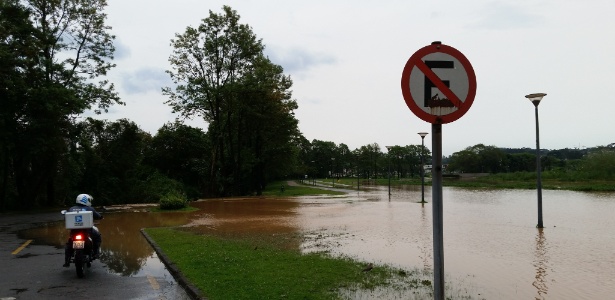 Área alagada do parque Barigui, em Curitiba; chuva forte deixa 33 mil casas sem energia - Mario Estevam Malschitzky/UOL