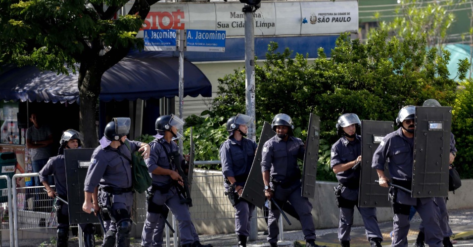 3.dez.2015 - Policiais e estudantes entram em confronto durante protesto contra reorganização escolar em São Paulo