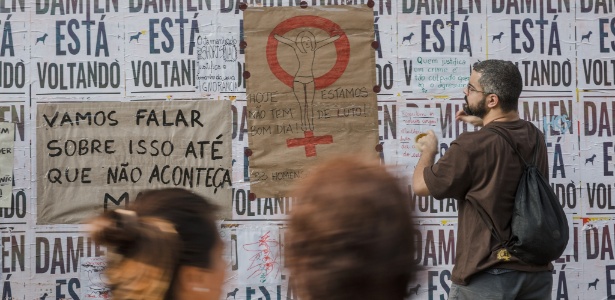 Manifestantes colam cartazes contra machismo e violência sexual no tapume que cerca obras no Masp, na avenida Paulista, região central de São Paulo. - Avener Prado/Folhapress