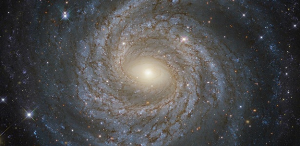 Galáxias como esta em espiral são mantidas unidas por uma misteriosa matéria escura - ESA/Hubble & NASA