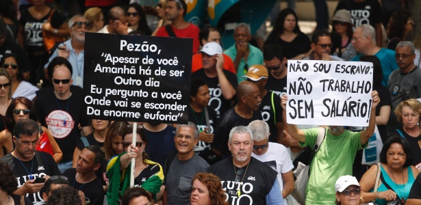 Servidores estaduais protestam na frente da Alerj contra o pacute de austeridades do governo do Estado - Gabriel de Paiva/Ag. O Globo