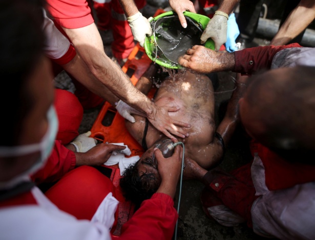 3.mai.2017 - Resgatistas tentam salvar a vida de homem retirado de mina em que houve explosão em Azadshahr, no Irã - Mostafa Hassanzadeh/Tasnim News/AFP