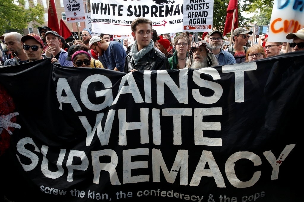 12.ago.2017 - Um grupo de manifestantes antirracismo traziam faixas contra a "supremacia branca" em Charlottesville, na Virgínia (EUA), durante confronto com um grupo de extremistas de direita e neonazistas - Joshua Roberts/Reuters