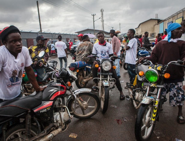 Motoristas das motos pen-pen vestem camisetas do Congresso Nacional Alternativo, em Monrovia, na Libéria - JANE HAHN/NYT