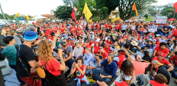 Cantora Ana CaÃ±as se apresenta para militantes no acampamento do PT nos arredores da Policia Federal em Curitiba, onde Lula cumpre pena