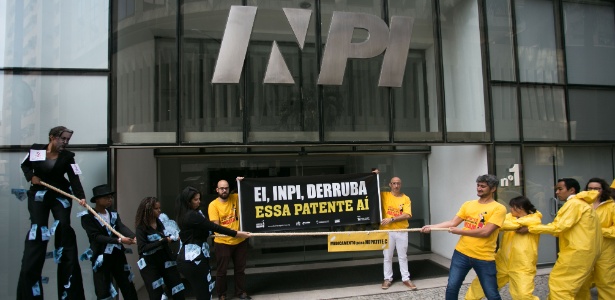 Leonardo Amaral (segurando a faixa à direita) foi curado da Hepatite C; à direita da faixa, Pedro Villardi defende a liberação do medicamento como genérico - Paula Giolito