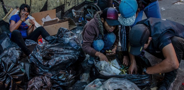 10.fev.2017 - Foto que mostra pessoas procurando restos de comida no lixo na Venezuela, no ano passado, é usada pela campanha de Bolsonaro