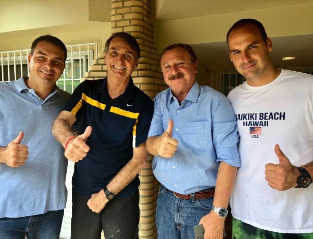 Bolsonaro e filhos eleitos posam com agropecuarista Luiz Antonio Nabhan Garcia, presidente da UDR (União Democrática Ruralista) - Arquivo pessoal