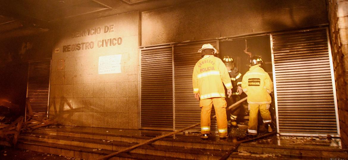 Bombeiros atendem prédio incendiado por manifestantes contrários à candidatura de Evo Morales na cidade de Santa Cruz, na Bolívia - REUTERS/Rodrigo Urzagasti