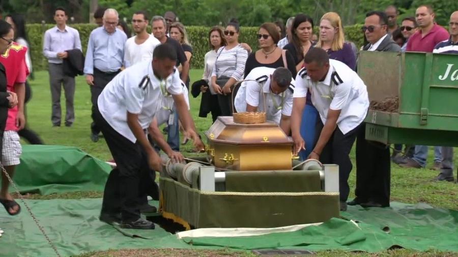 16.fev.2019 - O corpo de Pedro Henrique Gonzaga foi enterrado no sábado (16) em Paciência, na zona oeste do Rio de Janeiro - Reprodução/TV Globo