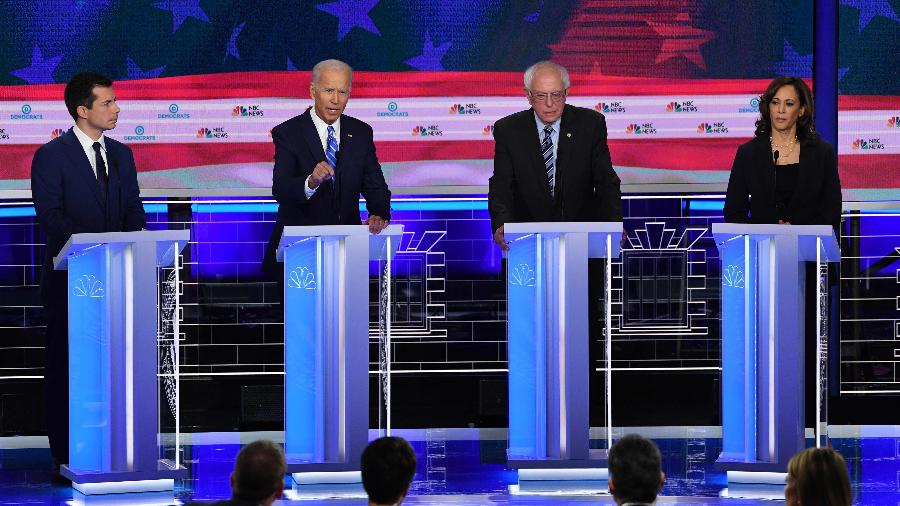 Segunda rodada de debate do Partido Democrata teve como tema o racismo. Em ordem: Pete Buttigieg, Joe Biden, Bernie Sanders e Kamala Harris - Saul Loeb/AFP