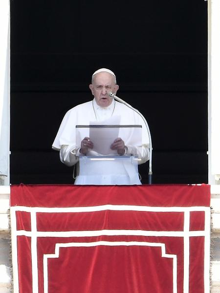 Papa Francisco durante a oração do Angelus neste domingo - Filippo Monteforte/AFP