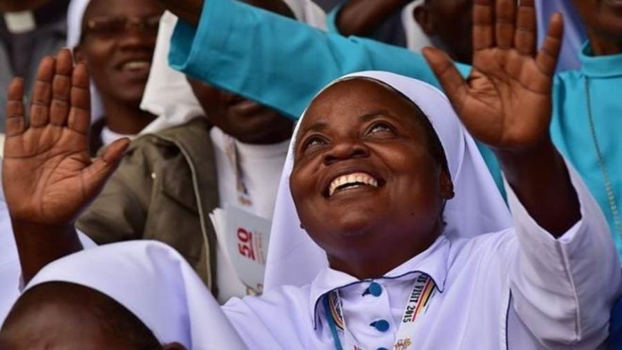 África tem população católica que mais cresce no mundo; acima, freira durante missa do papa Francisco em 2015 em Uganda - Getty Images