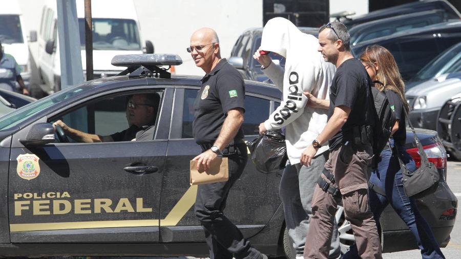 Agentes da PF durante a Operação Armadeira, deflagrada hoje contra servidores da Receita Federal - Ricardo Cassiano/Agência O Dia/Estadão Conteúdo