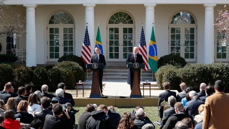 Bolsonaro e Trump em foto de março; dados mostram que abraços e apertos de mão entre presidentes não se converteram em aumento de investimentos ou negócios entre os dois países - Alan Santos/Presidência da República