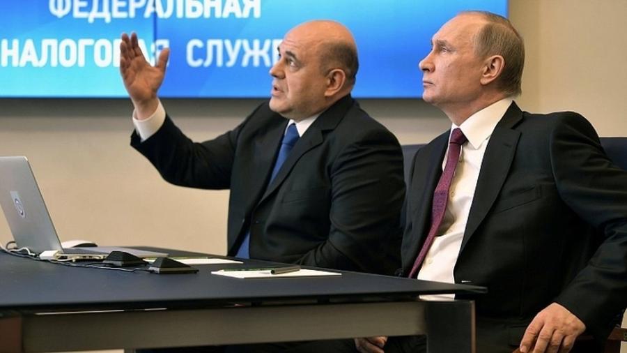 Mikhail Mishustin (esq.) ao lado do presidente Vladimir Putin - Reuters