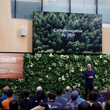 A Microsoft planeja reduzir emissões de carbono em mais da metade até 2030 em sua cadeia de suprimentos - LINDSEY WASSON