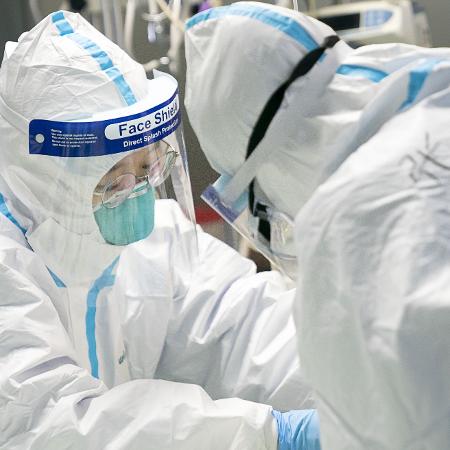 24.jan.2020 - Médicos atendem paciente infectado pelo coronavírus no hospital Zhongnan, em Wuhan, na China - Xinhua/Xiong Qi