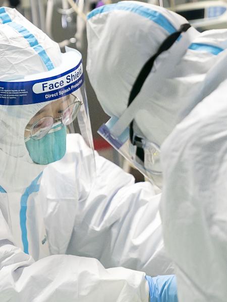 24.jan.2020 - Médicos atendem paciente infectado pelo coronavírus no hospital Zhongnan, em Wuhan, na China - Xinhua/Xiong Qi