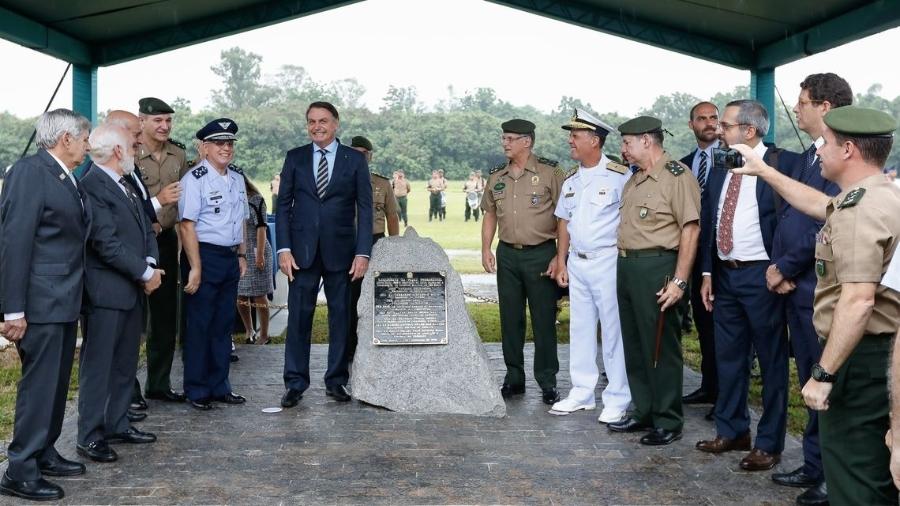 Presidente Jair Bolsonaro (centro) participa de cerimônia de lançamento da pedra fundamental do colégio militar de São Paulo - CarolinaAntunes/PR/Agência Brásil
