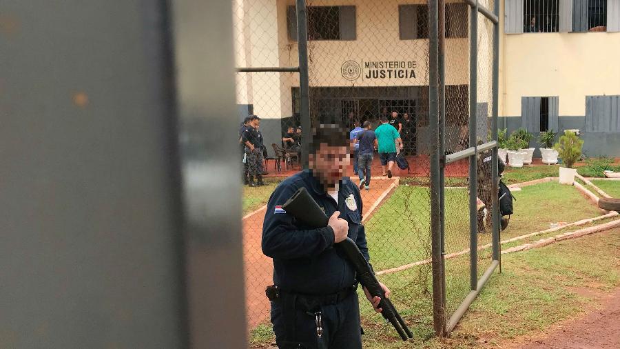 Carcereiro do presídio regional de Pedro Juan Caballero, no Paraguai - 22.jan.2020 - Gabriel Stargardter/Reuters