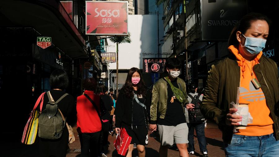 21.fev.2020 - Pessoas usam máscaras protetoras enquanto andam em rua de Hong Kong - Tyrone Siu/Reuters