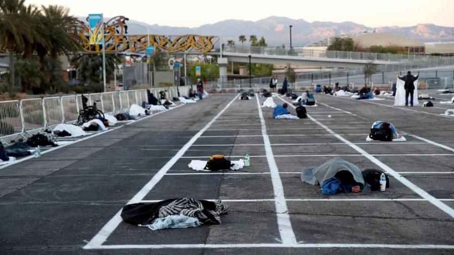 Pessoas em situação de rua são colocadas em um estacionamento ao ar livre como "abrigo" improvisado, em Las Vegas (EUA) - Steve Marcus/Reuters