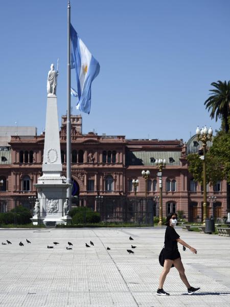 Mulher caminha em uma Plaza de Mayo vazia durante quarentena em Buenos Aires, na Argentina, por conta do coronavírus - Mariano Gabriel Sanchez/Anadolu Agency via Getty Images