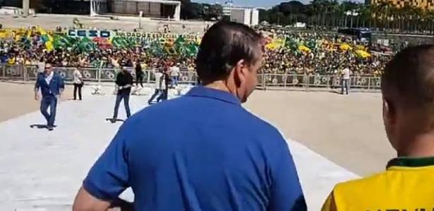 Bolsonaro na rampa do Palácio do Planalto, em apoio a protesto contra Supremo e Congresso 