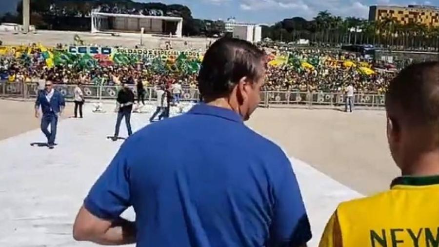 Bolsonaro na rampa do Palácio do Planalto, em apoio a protesto contra Supremo e Congresso em 2020 - Reprodução/Facebook