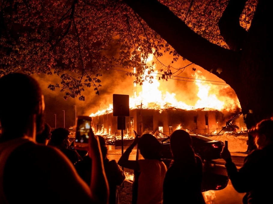 Com prédios incendiados, EUA têm mais protestos após polícia matar homem negro