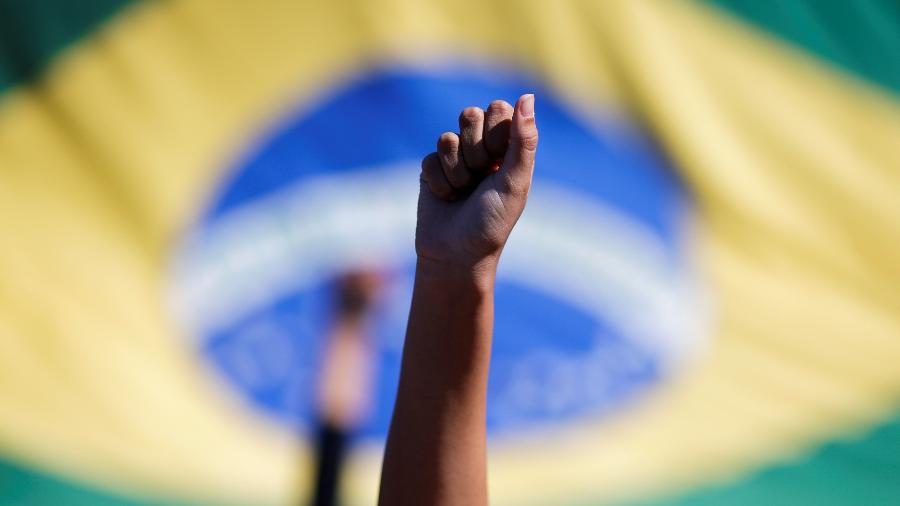Uso da bandeira nacional em manifestações foi cena comum na história política recente do país - Adriano Machado/ Reuters