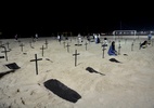 ONG abre covas simbólicas em Copacabana para lembrar vítimas da covid-19 - JORGE HELY/FRAMEPHOTO/ESTADÃO CONTEÚDO