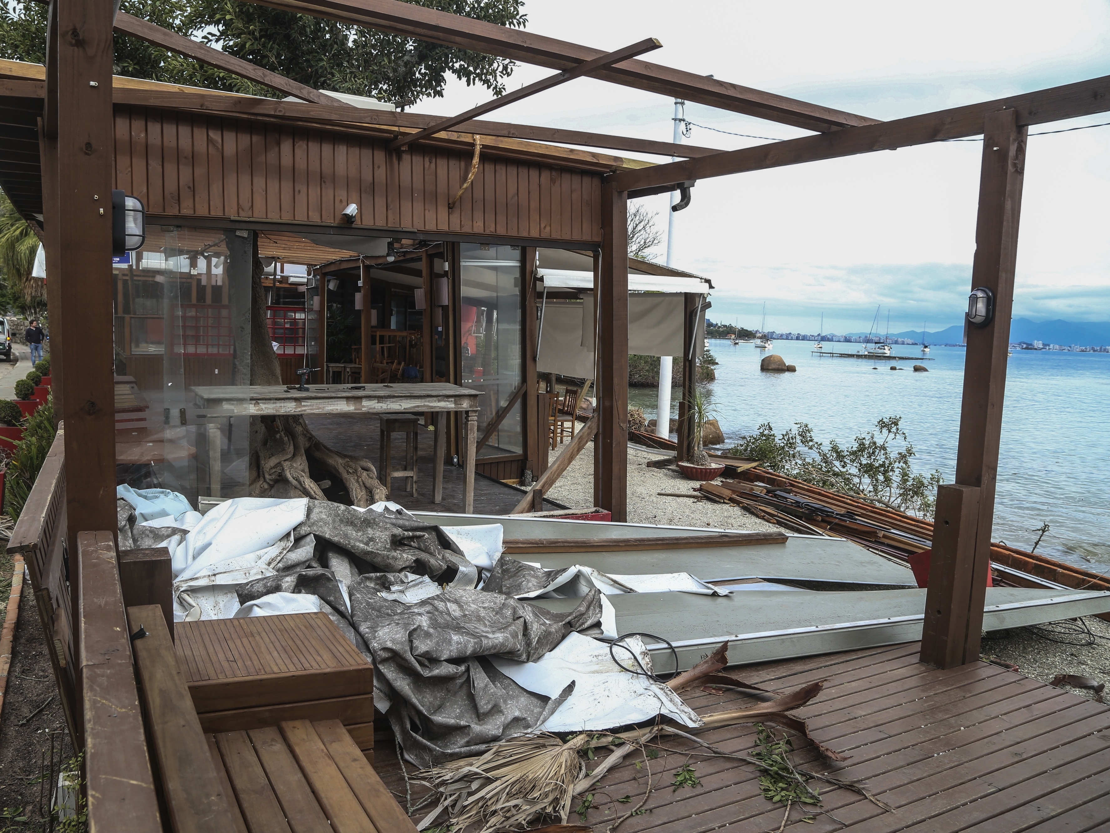 Restaurante à beira mar tem R$ 50 mil em prejuízos com ciclone bomba