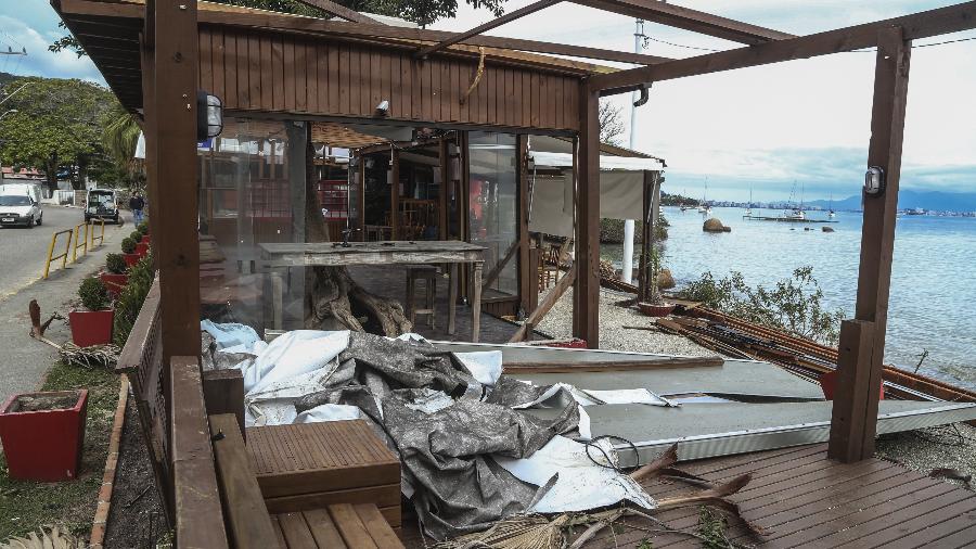Restaurante em Florianópolis fica destruído após passagem de ciclone bomba - Anderson Coelho/Folhapress