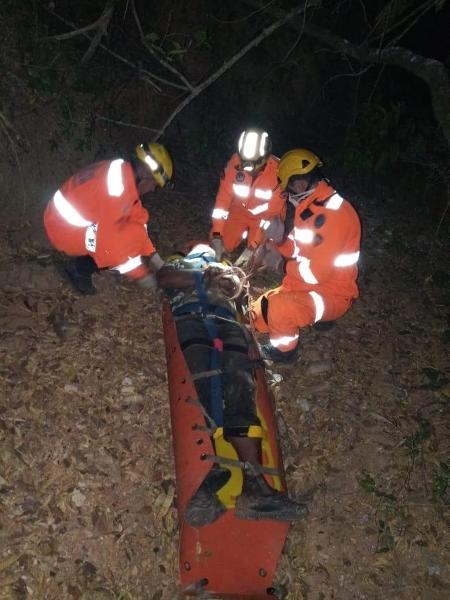 Bombeiros resgatam homem que caiu em ribanceira de 15 metros de altura em Montes Claros (MG) - Corpo de Bombeiros de Minas Gerais