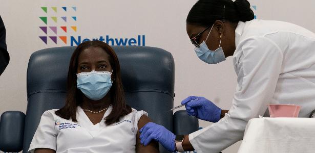 Pandemia pelo mundo | Estados Unidos registram mais de 25 milhões de casos de covid-19