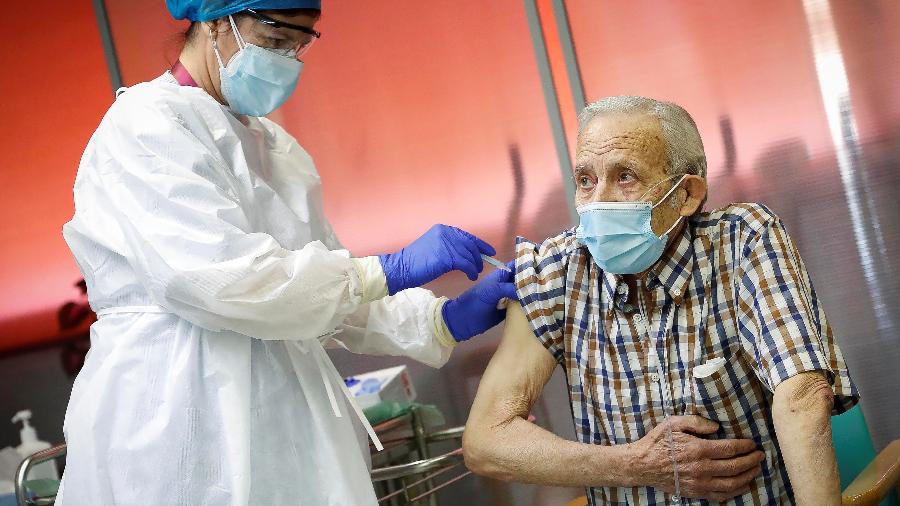 Espanha: Mulher de 72 anos recebe a primeira injeção, em Madrid - COMUNIDAD DE MADRID/via REUTERS