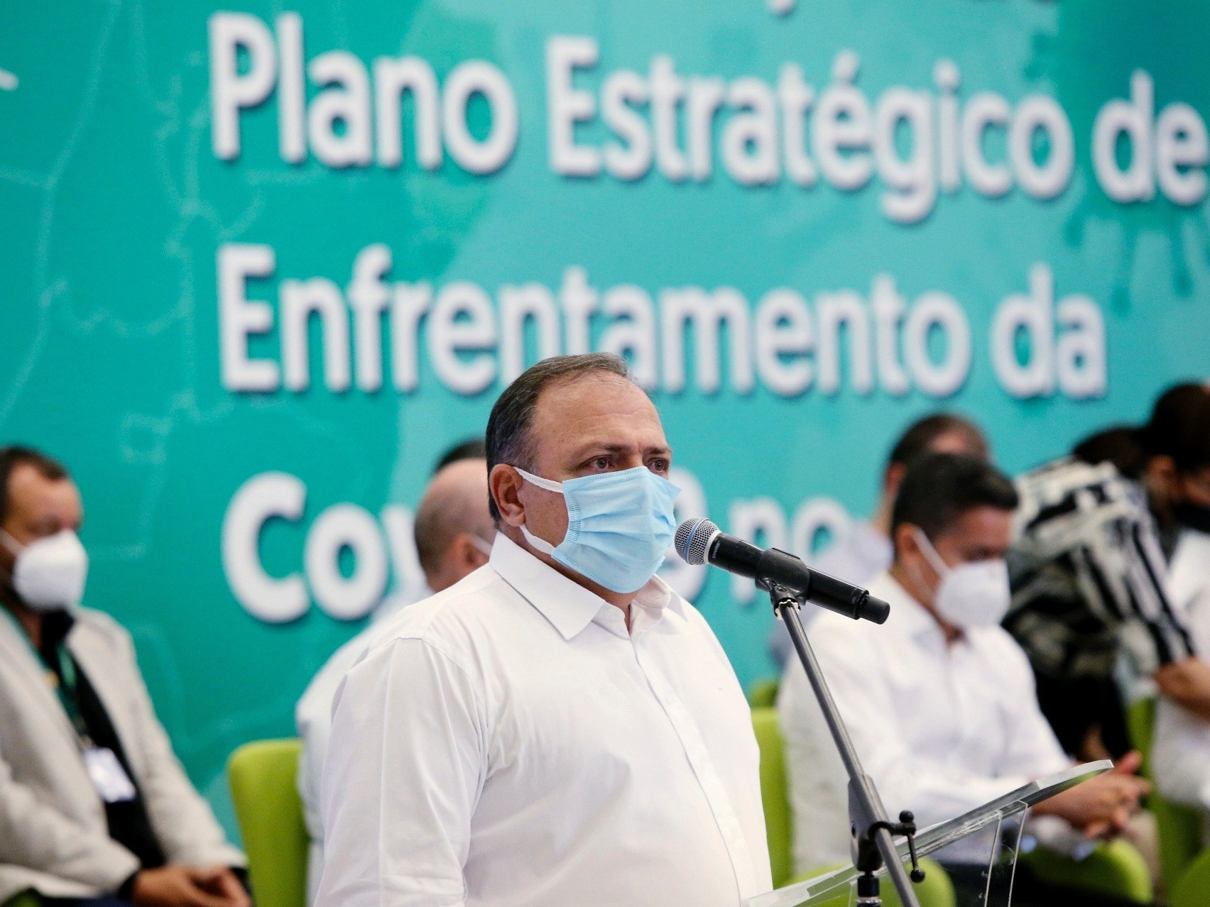 Já sem oxigênio, Manaus suspende vacinação e reencontra Pazuello