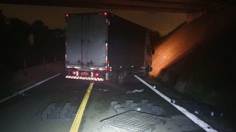 Caminhão é roubado em rodovia - Divulgação/Polícia Rodoviária