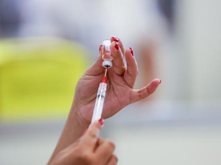 18.jan.2021 - Profissionais de saúde do Hospital das Clínicas de SP são vacinados com a vacina CoronaVac no Centro de Convenções Rebouças, em São Paulo - Marcelo Justo/UOL
