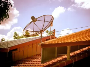 5G: Brasil instala 500 mil kits para sinal de TV parabólica não cair
