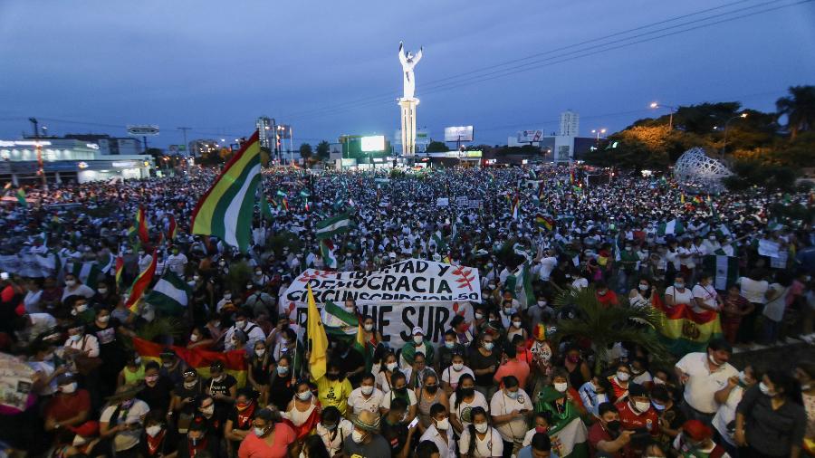 Na cidade de Santa Cruz, as maiores multidões se reuniram para uma manifestação perto de uma estátua do Cristo Redentor acenando com bandeiras - REUTERS/Lesly Moyano