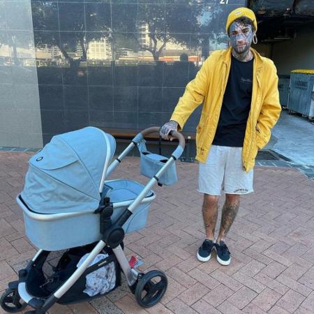 Influenciador australiano diz ser criticado em sua paternidade por causa das modificações corporais - Reprodução/Instagram/@ethanmodboybramble 