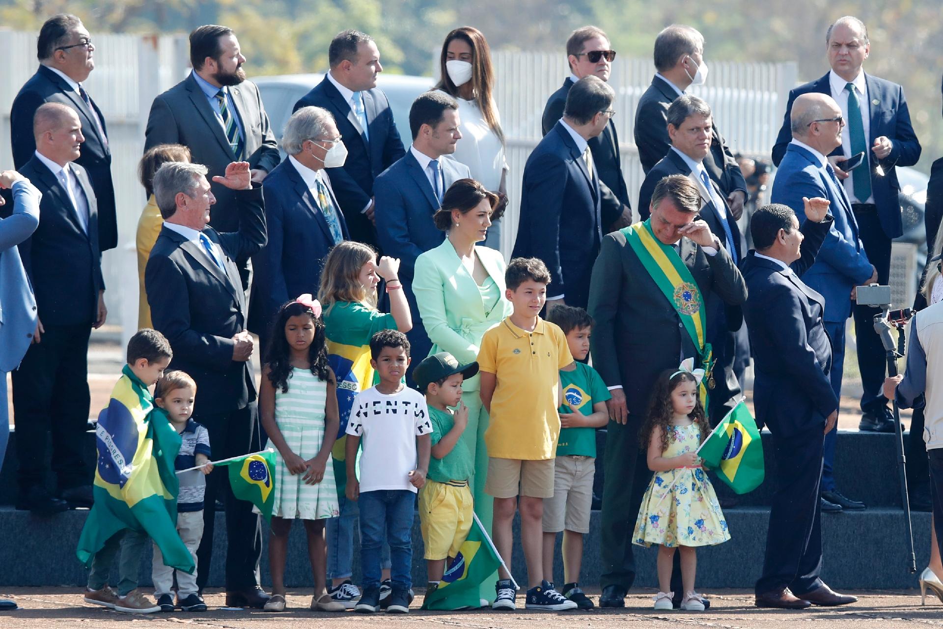 7.set.2021 -  Acompanhando da mulher, Michelle Bolsonaro, crianças e ministros, como Paulo Guedes (Economia), Tarcísio de Freitas (Infraestrutura), e políticos como o ex-presidente Fernando Collor e o vice Hamilton Mourão, o presidente Jair Bolsonaro acompanha a cerimônia de hasteamento da bandeira, em Brasília - FRANCISCO STUCKERT/ESTADÃO CONTEÚDO