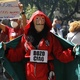 2.out.2021 - Vestido como personagem da série "La Casa de Papel", manifestante protesta contra o governo de Jair Bolsonaro (sem partido). Ao fundo, manifestante faz referência à marca de cerca de 600 mil mortes pela covid-19 no Brasil - Lorando Labbe/Fotoarena/Estadão Conteúdo