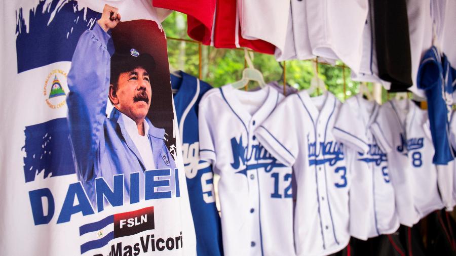 22 out. 2021 - Camiseta com a imagem do presidente da Nicarágua, Daniel Ortega, em rua de Manágua, capital do país - Maynor Valenzuela/Reuters