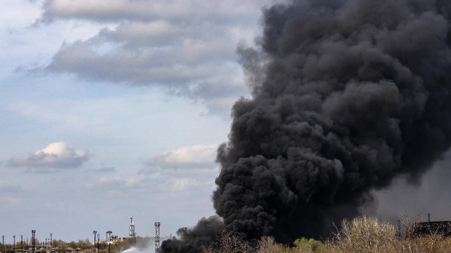 Fumaça sobe de uma refinaria de petróleo em Lysychansk, a cerca de 120 km ao norte de Donetsk, em 16 de abril de 2022. - RONALDO SCHEMIDT/AFP