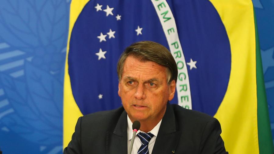06.jun2022 - O presidente Jair Bolsonaro (PL) com a bandeira do Brasil ao fundo em coletiva de imprensa no Palácio do Planalto, em Brasília - Fabio Rodrigues-Pozzebom/ Agência Brasil